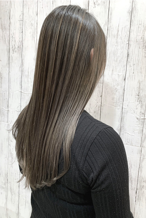 ハイライトを入れたロングヘアの後ろ姿
