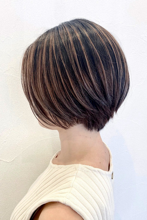 ハイライトを入れたボブヘアの横向き