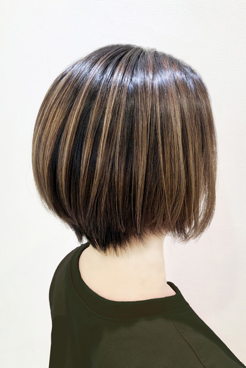 ハイライトを入れたボブヘアの後ろ姿
