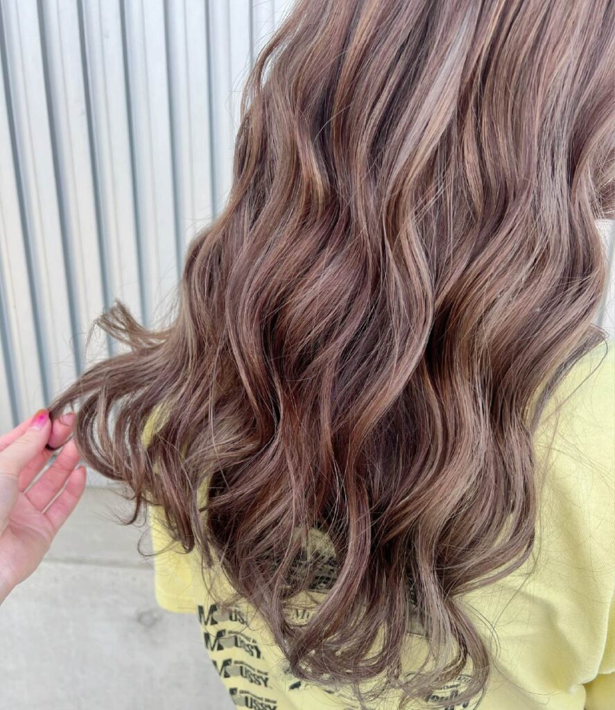 ロングヘアの女性の後ろ姿