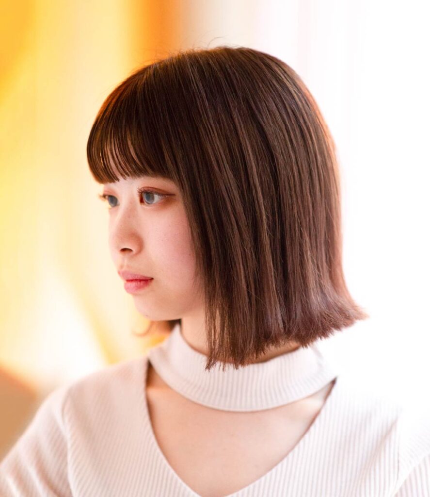 ボブスタイルの女性の横顔