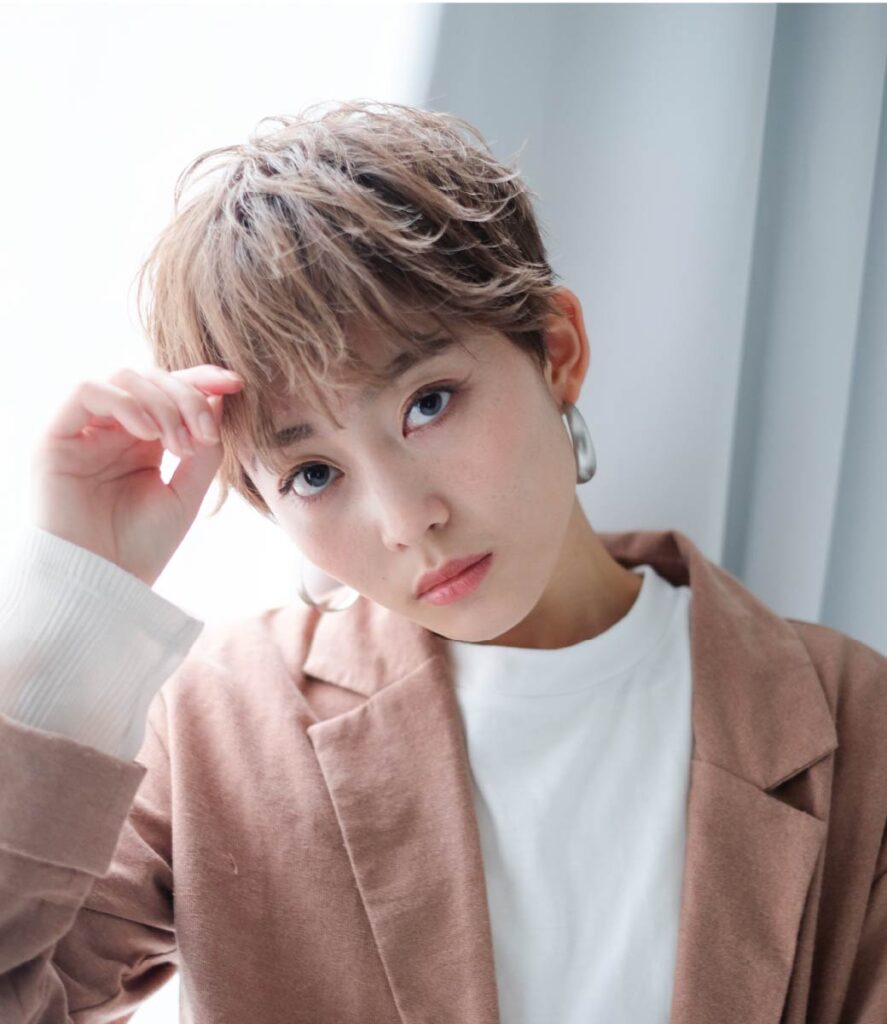 ショートヘアの女性
