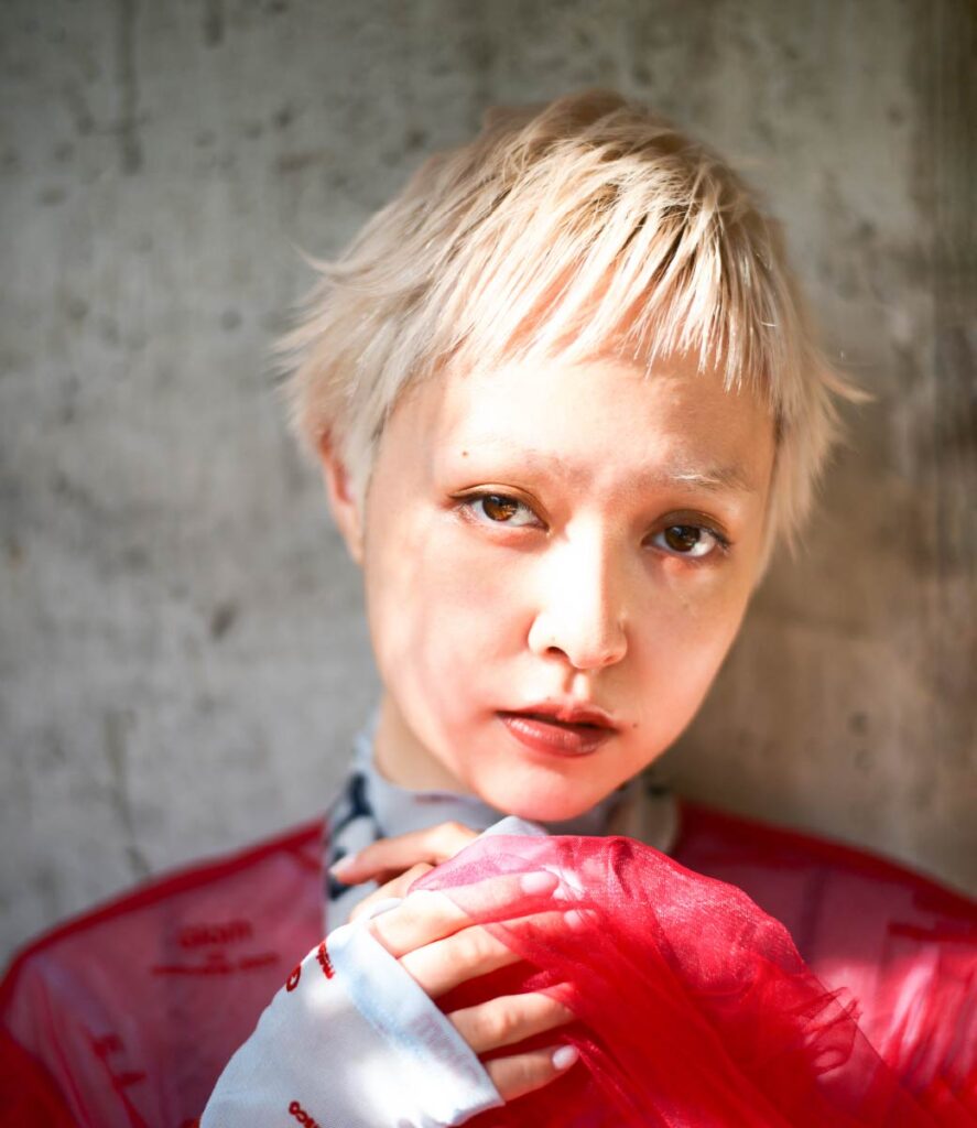 カラーリングしたショートヘアの女性