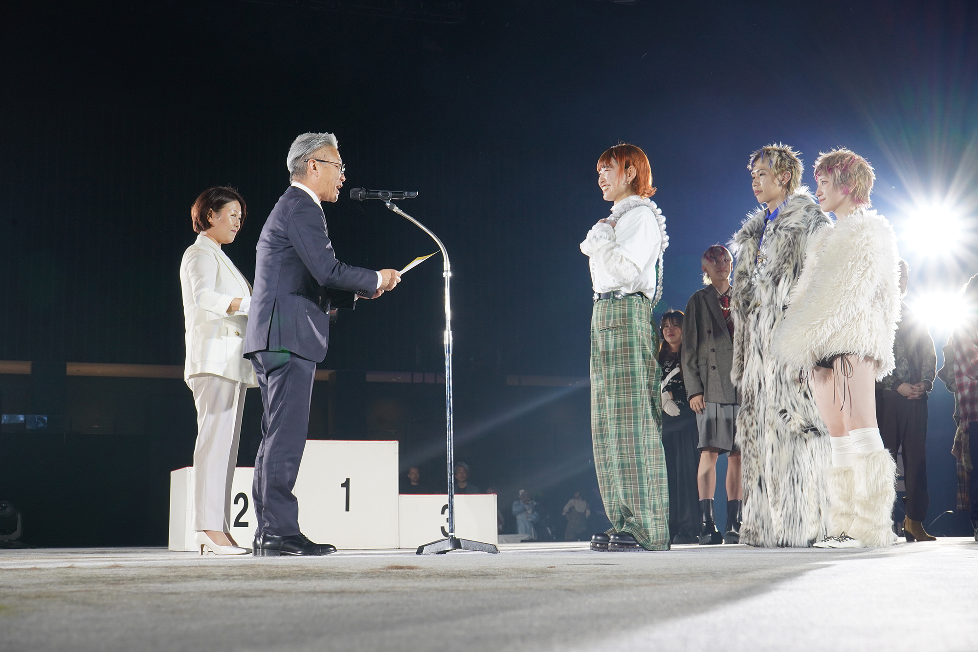 壇上で表彰されるAllure 角 百華