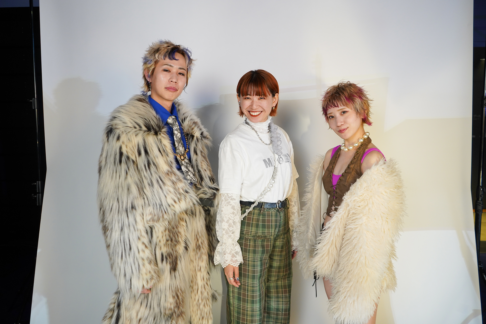 Allure 角 百華とモデル2人