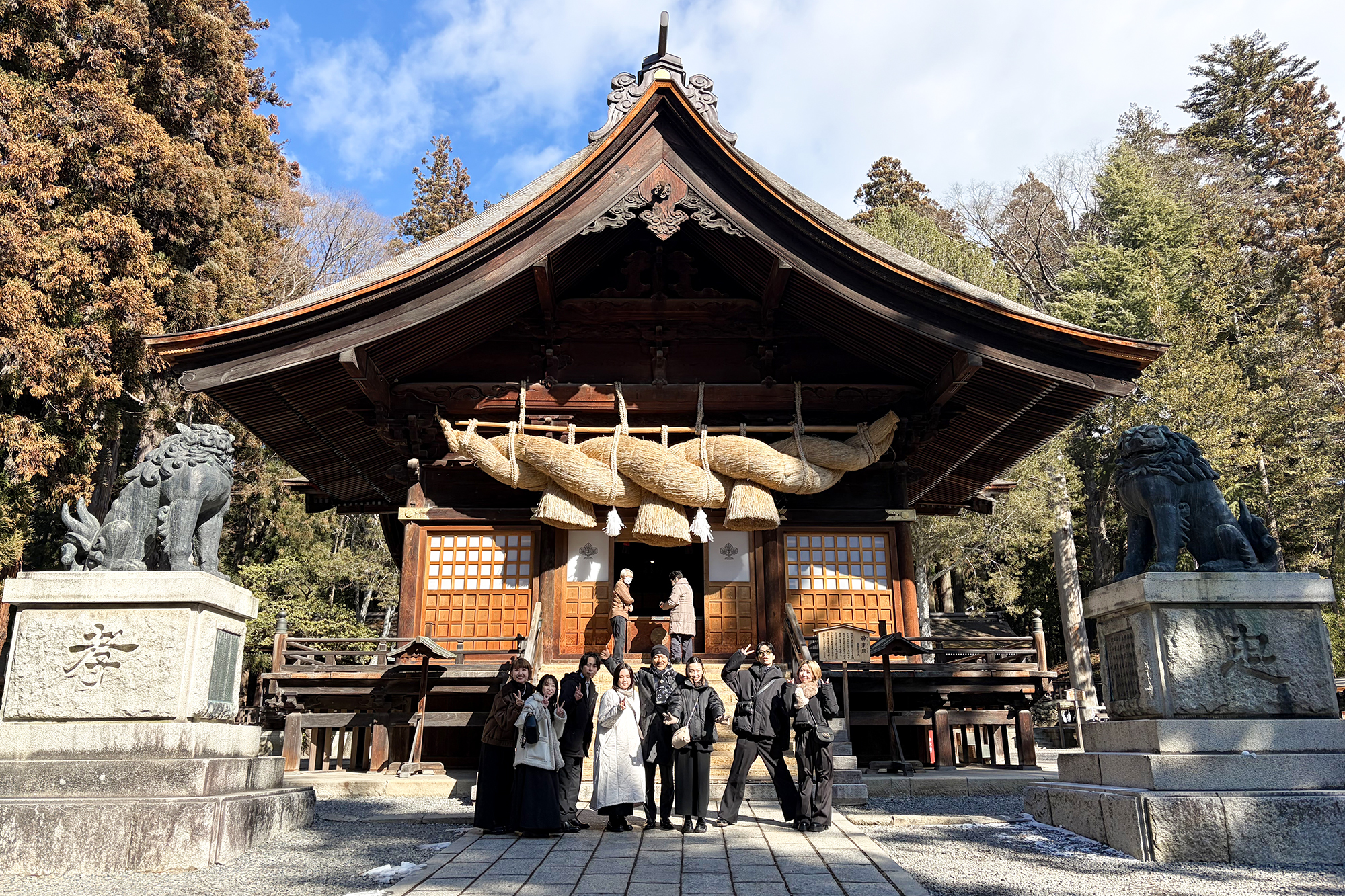 諏訪大社の前で記念写真
