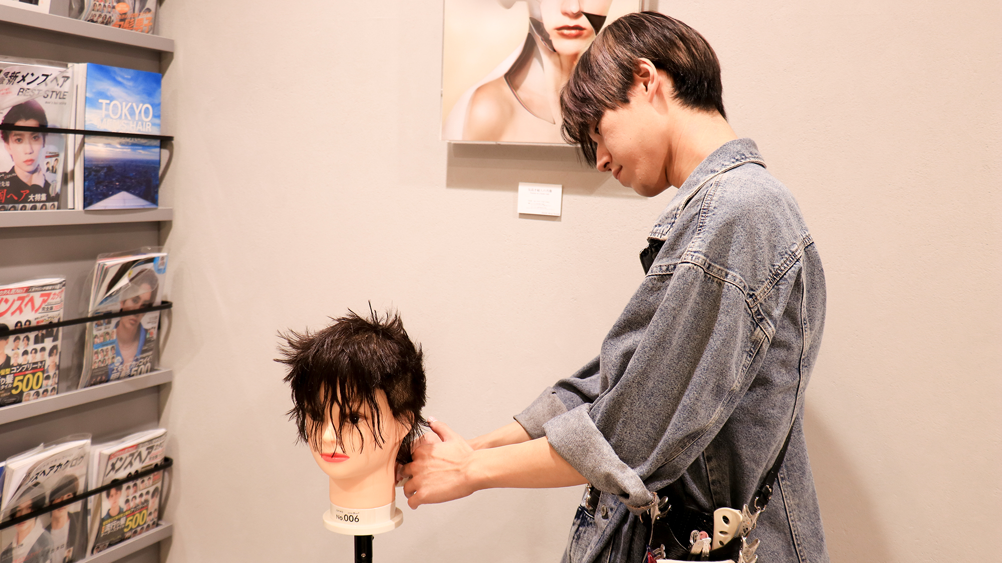 マネキンでスタイリングの練習をする美容院スタッフ