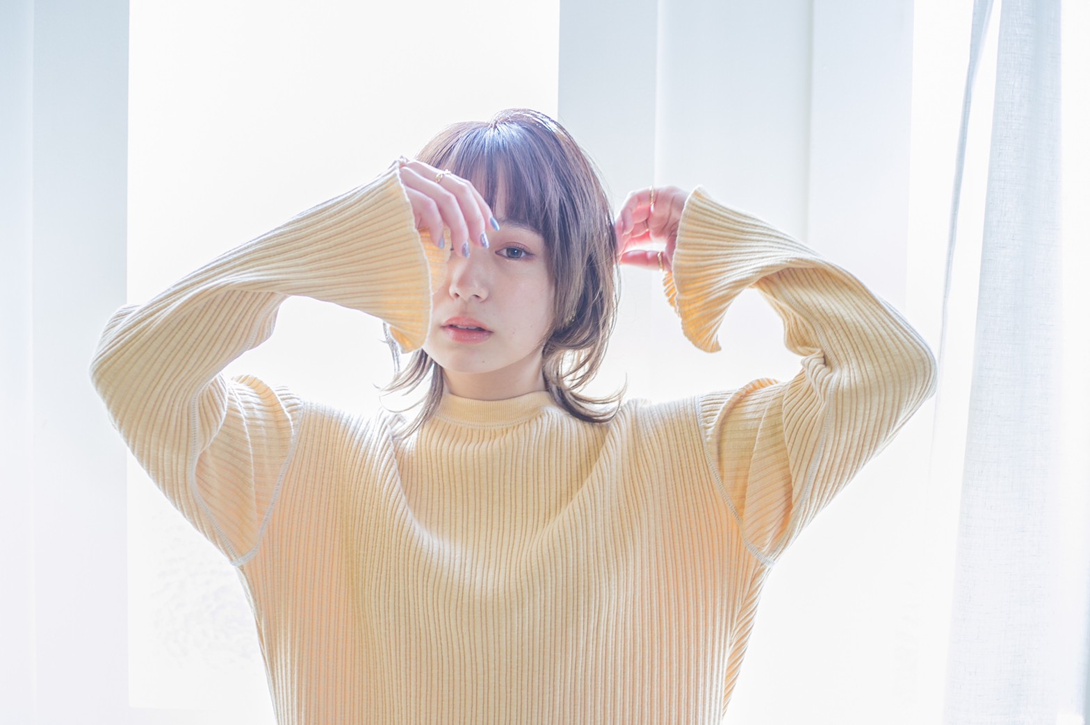 ミディアムヘアーの女性モデル