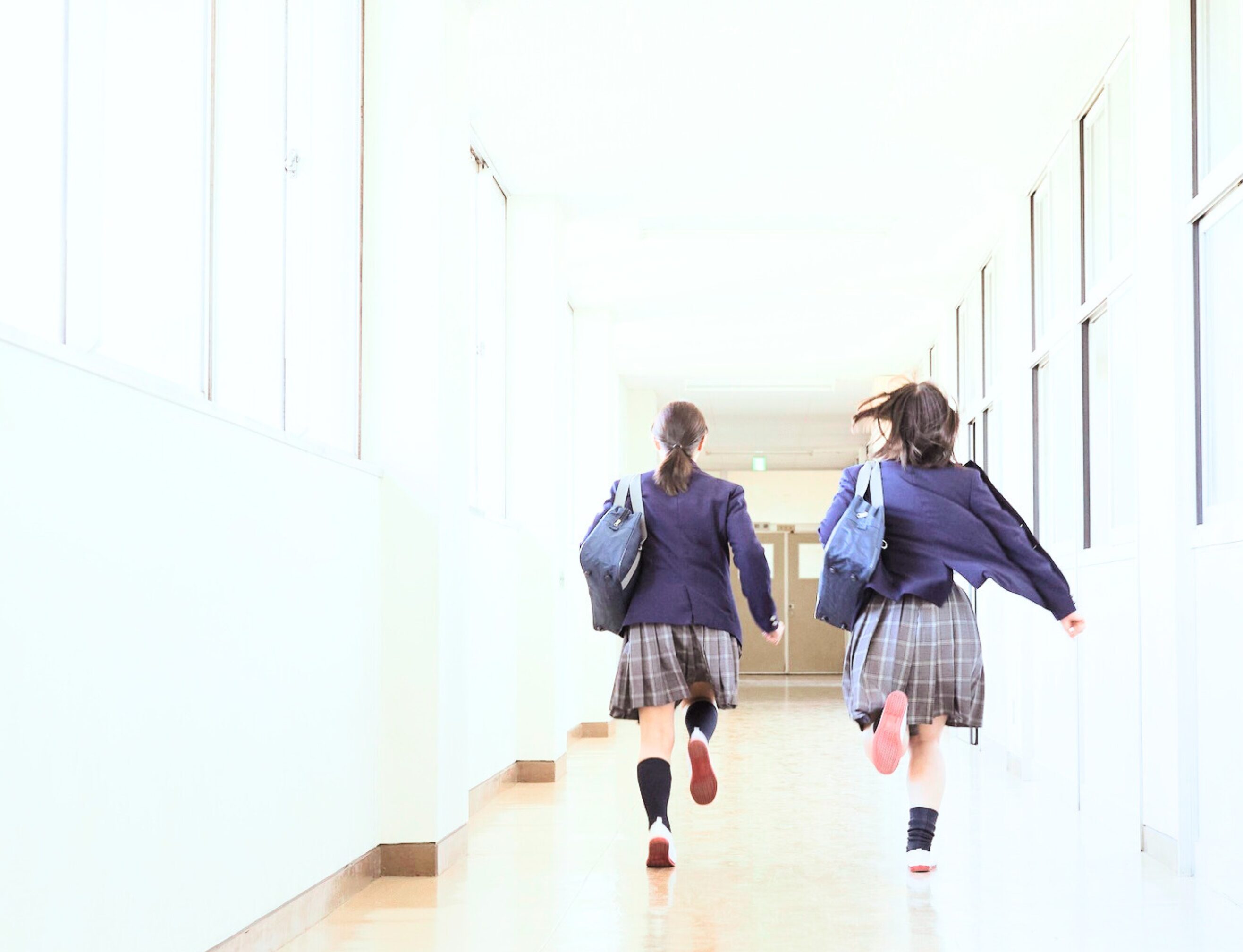 廊下を走る女子高生2人
