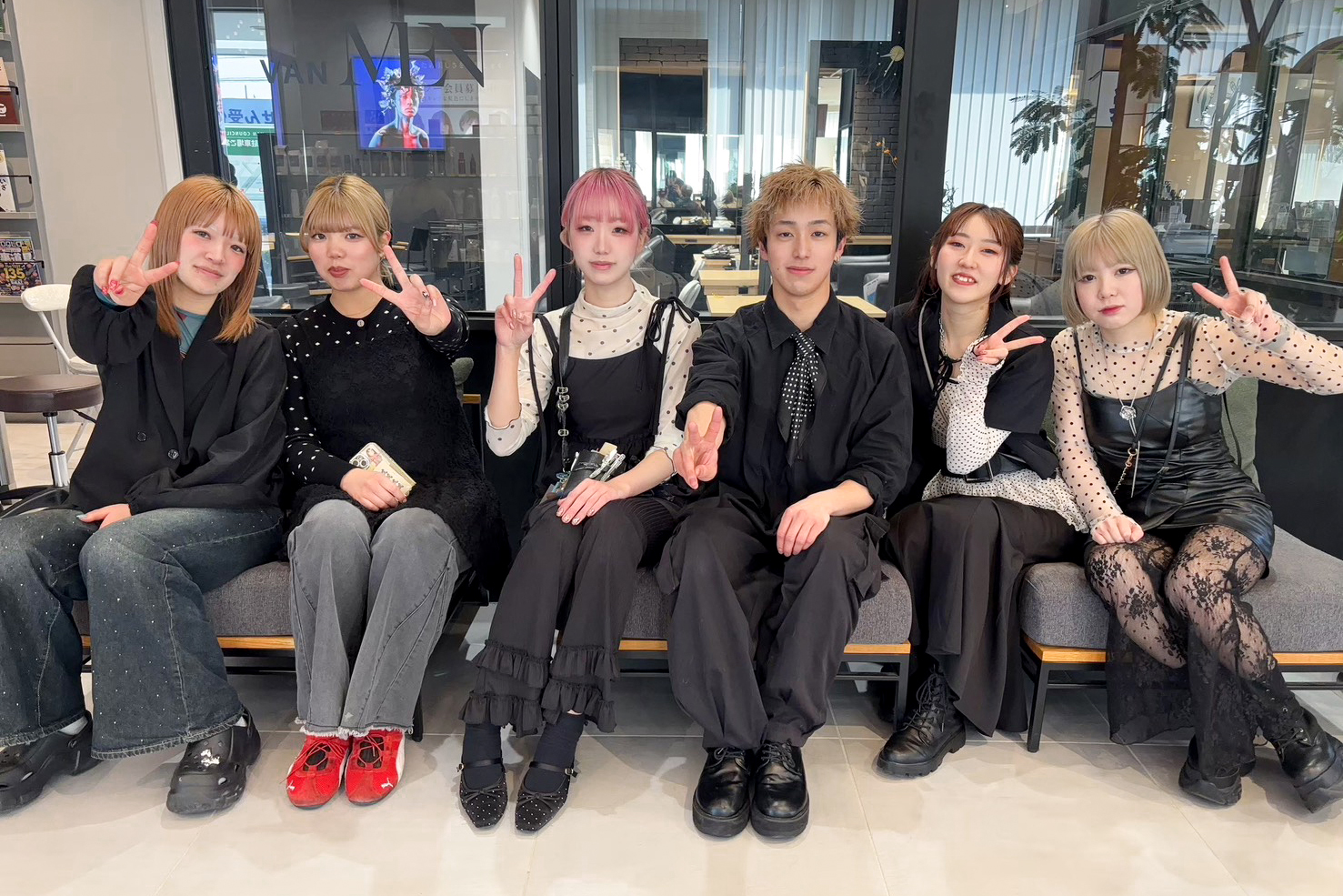 ムゲングループスタッフの集合写真