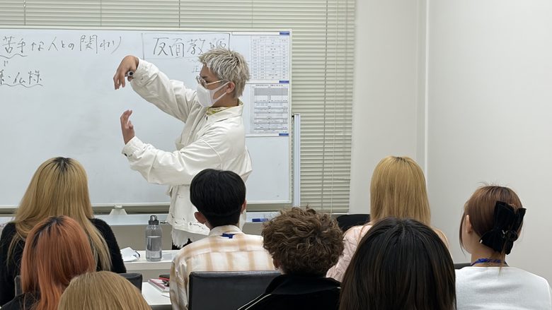 入社からスタイリストデビューまで！2つのアカデミーとは